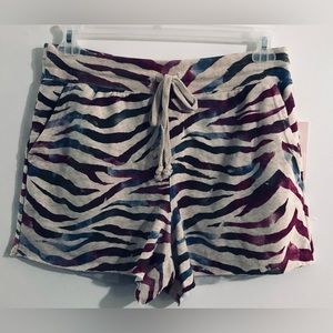 Women’s Zebra Sweat  short pull on three pockets beige. M (8-10)